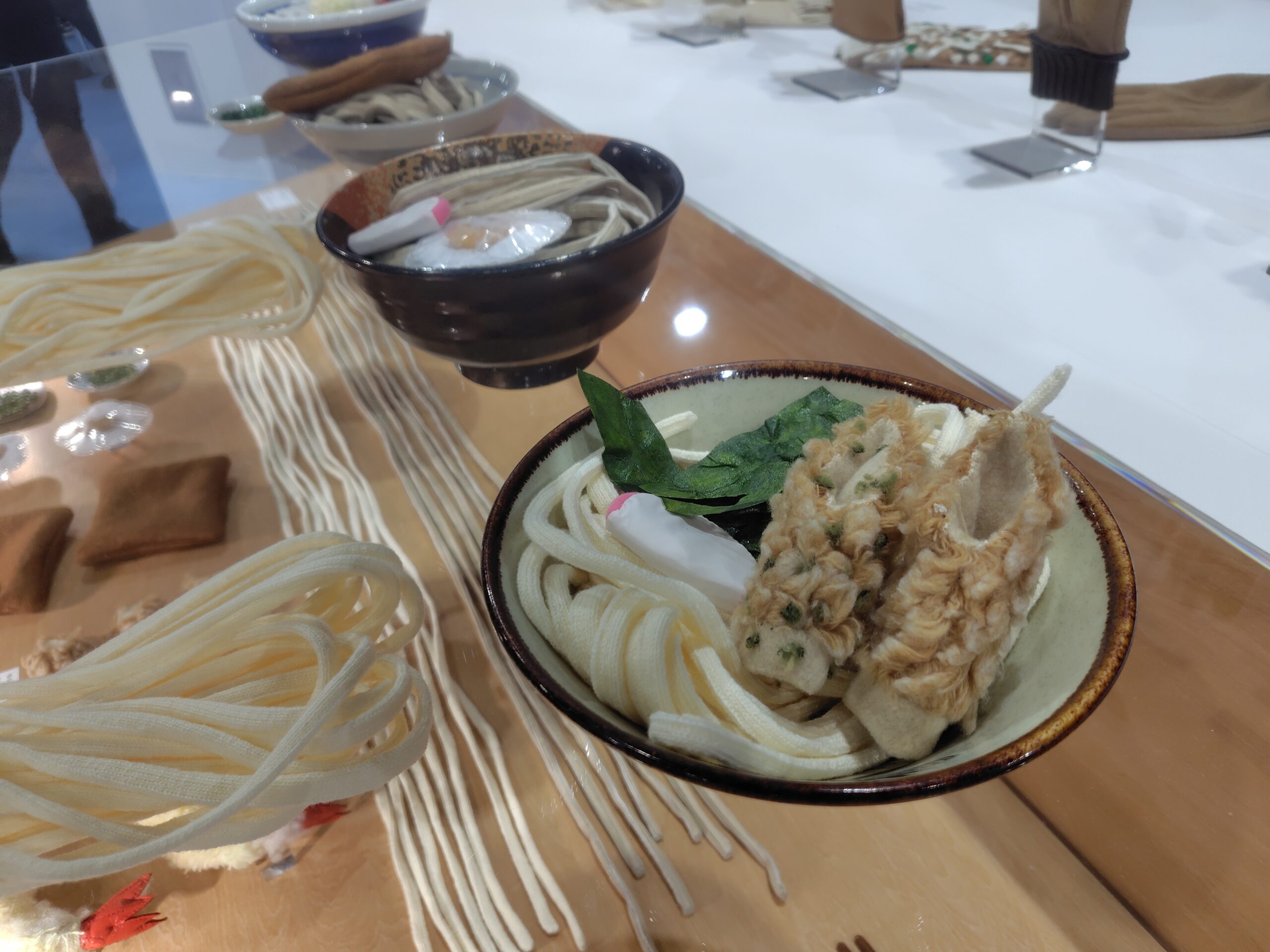 手袋うどん。ワカメは皮で、天ぷらはナイロンでできてて、麺は綿100%というオチ付。